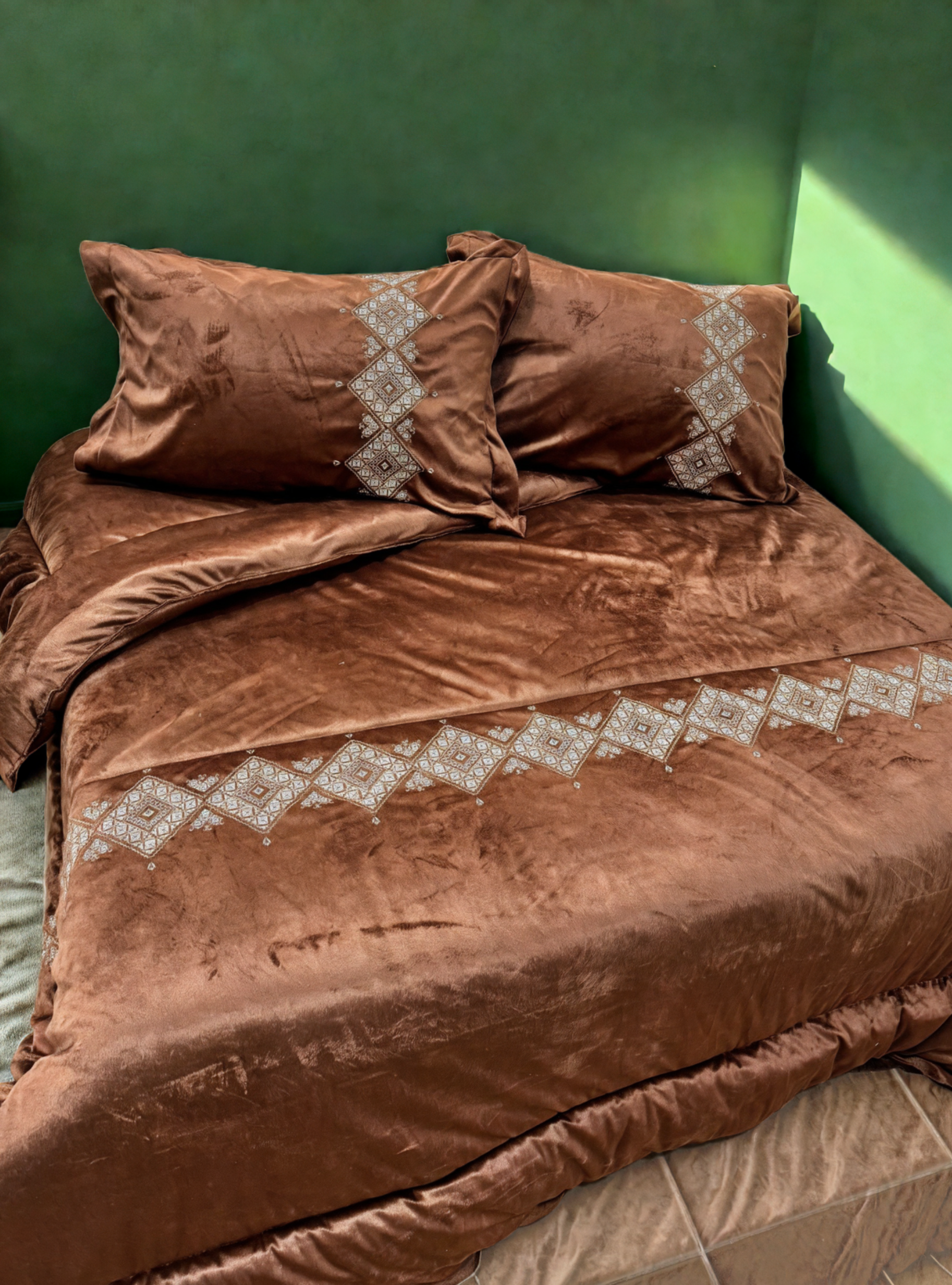 Embroidered Velvet (Qatifa) Quilt Set