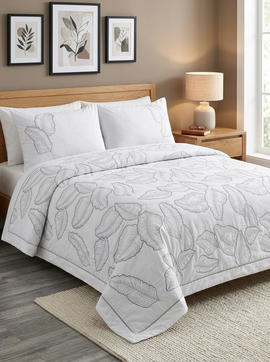 طقم مفرش مطرز على شكل ريشة