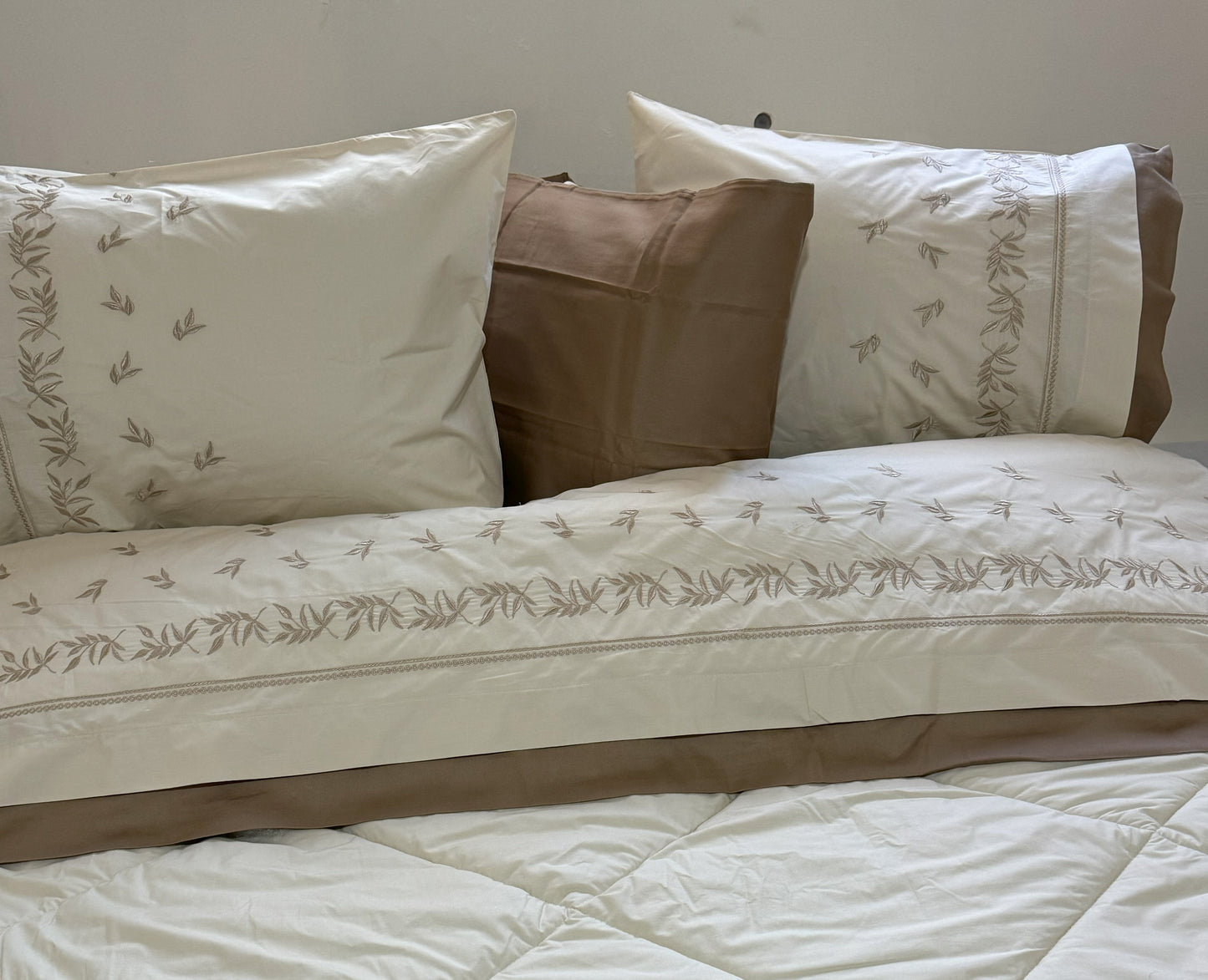 White X Brown Leaves Shaped Embroidered Quilt Set (Soft Cotton Satin)