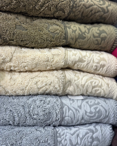 Luxury Grey Cotton Bath Towel with Jacquard Design (70x140 cm)
