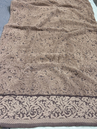 Luxury Grey Cotton Bath Towel with Jacquard Design (70x140 cm)