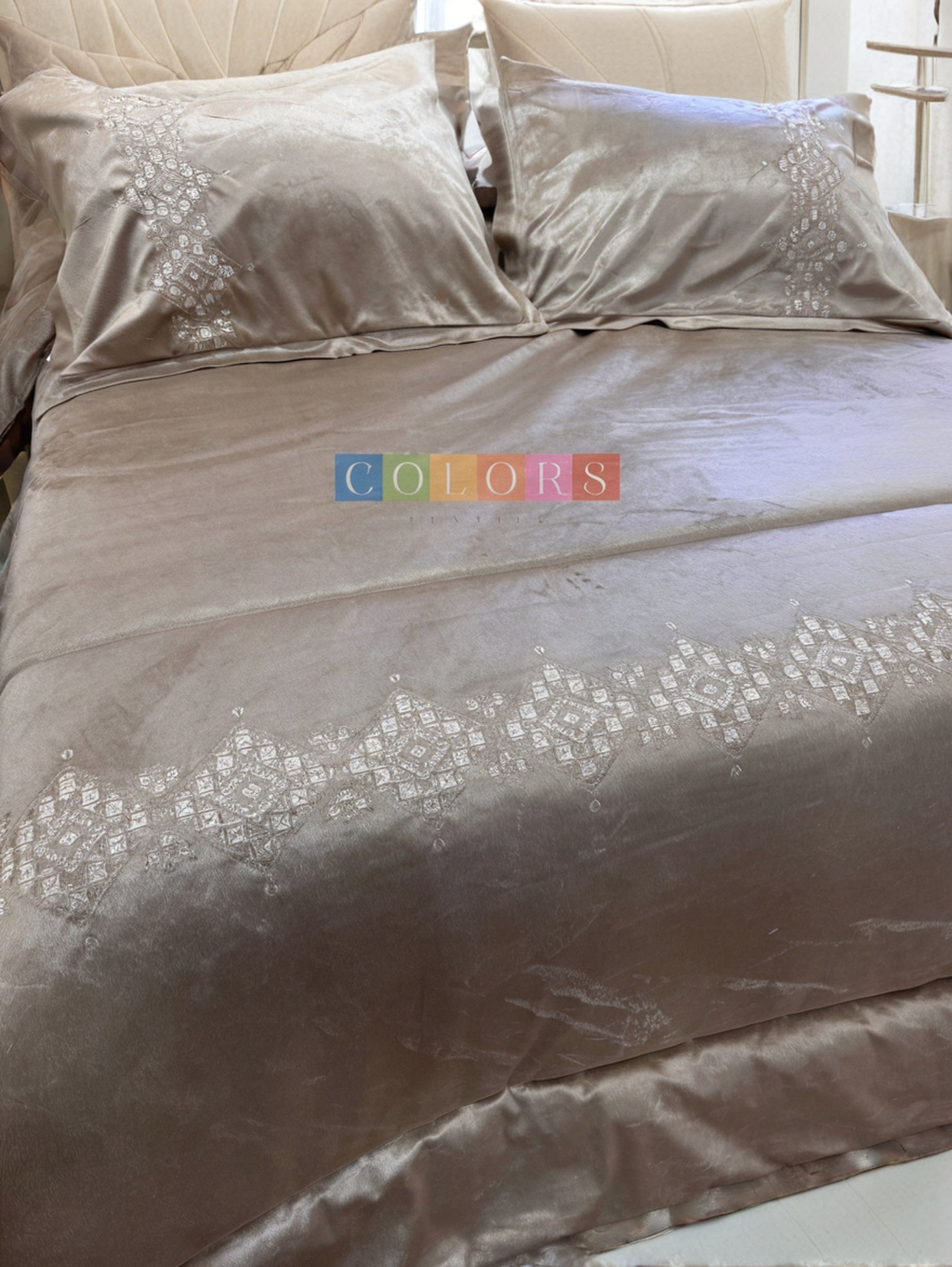 Embroidered Qatifa Quilt Set (Model 2)