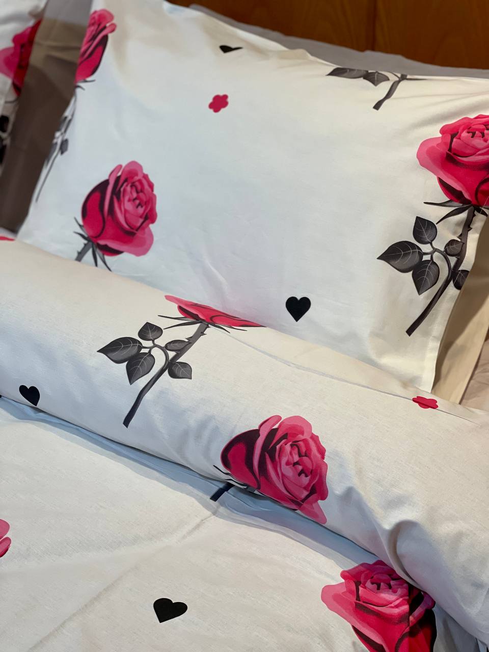 White X Red Roses Printed Bed Sheet Set(Pure Ranforce Cotton)